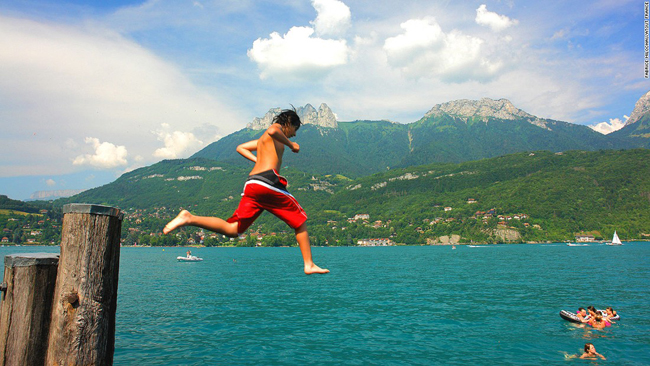 Vẫn ở dãy núi Alps, và vẫn gần Annecy - hồ Annecy là một hồ nước xinh đẹp, xanh trong như pha lê, được mệnh danh là một trong những hồ sạch nhất thế giới.