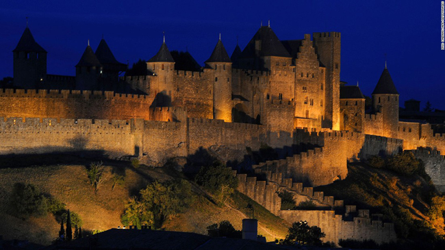 Một trong những địa điểm nổi tiếng nhất ở Pháp sau tháp Eiffel là thành Carcassonne, một bộ sưu tập khổng lồ của những ngọn tháp, cầu cạn, đường rải sỏi và sân vườn thời Trung cổ.