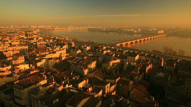 Bordeaux có thể là thủ phủ rượu vang của thế giới, nhưng nơi đây không chỉ nổi tiếng vì điều đó, thành phố này có những nhà hàng nổi tiếng nhất nằm trên một những con phố thanh lịch nhất nước Pháp, một sự kết hợp hoàn hảo cho những buổi hẹn hò lãng mạn.