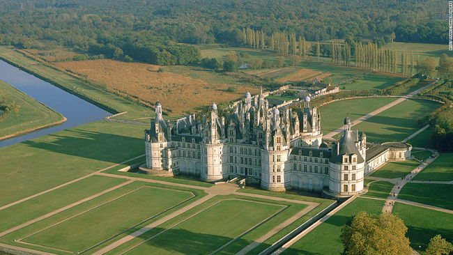 Le Chateau de Chambord là lâu đài lớn nhất trong số những tòa dinh thự được xây dựng dọc theo Thung lũng Loire. Khối kiến trúc mang phong cách Phục Hưng Pháp này có 440 phòng và lò sưởi kiểu xoắn ốc kép, được cho là dựa trên thiết kế của Leonardo da Vinci.