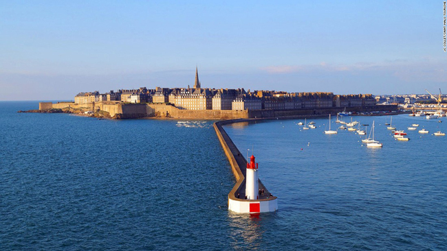 Saint-Malo là thành phố cổ được xây dựng từ thế kỷ 12 để chống lại quân Anh xâm lược, là khối kiến trúc kiểu Pháp cổ điển kết hợp giữa một thành phố cổ kính &#40;với những nhà hàng hải sản tuyệt vời&#41; nằm giữa khung cảnh thiên nhiên hùng vĩ.