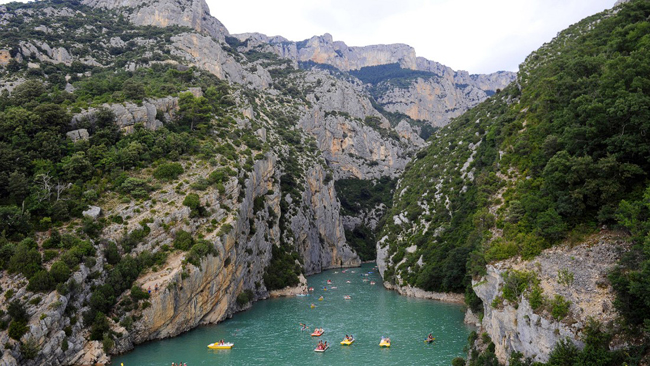 Gorge du Verdon là nơi mà con sông Alpine hùng vĩ đổ xuống một thung lũng tuyệt đẹp. Các vách đá sững sững và những hồ nước yên bình nằm xen kẽ giữa mê cung những con đường mòn là phần thưởng dành cho du khách đi xe đạp hay cưỡi ngựa thăm thú những ngôi làng nhỏ xinh.