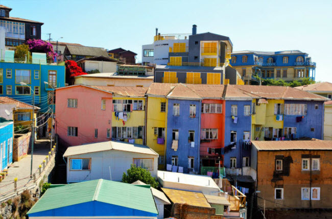 Valparaiso, Chile: Thị trấn là một trong những cảng biển quan trọng nhất ở Nam Thái Bình Dương. Nơi đây nổi tiếng với nghệ thuật đường phố và những ngôi nhà nhiều màu sắc nằm trên đồi.