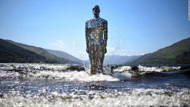 Loch Earn, Scotland: Bức tượng người bằng gương của nghệ sĩ Rob Mulholland chỉ được trưng bày vào mùa hè và được nhấn chìm xuống nước để bảo vệ vào mùa đông.