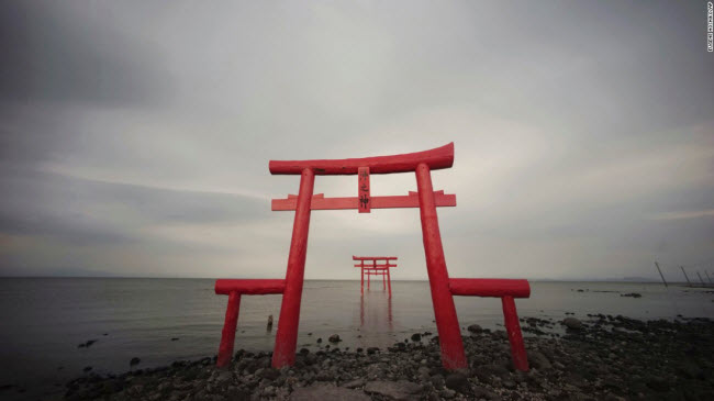 Tara, Nhật Bản: Hàng cổng Torii truyền thống của Nhật Bản trên bờ biển Ariake ở Tara, tỉnh Saga.