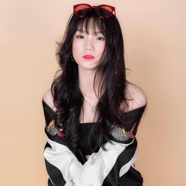 Dù chưa tròn 18, thế nhưng mỹ nữ đã có cách mặc đồ khá &#34;bạo&#34;.&nbsp;