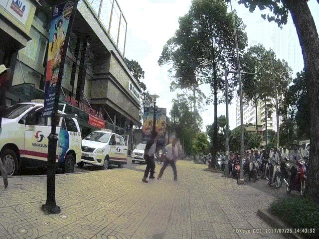 Clip: Tài xế và điều hành taxi “đấu võ” kịch liệt giữa phố SG
