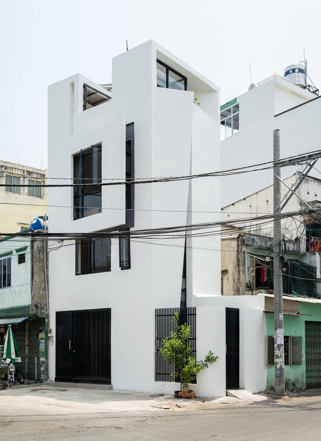 Ngôi nhà này nằm trong một khu dân cư đông đúc, đường sá “xiên xẹo” thuộc quận Gò Vấp, thành phố Hồ Chí Minh.