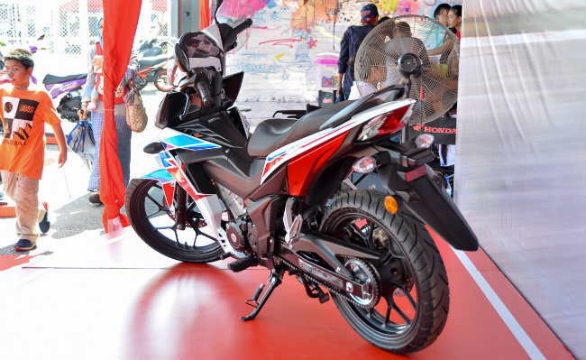 Ở Việt Nam, Honda RS150R còn có tên gọi là Honda Winner 150. Khoảng vào tháng 3 năm nay, mẫu xe này cũng được nhập về Việt Nam từ Malaysia với giá bán 62 triệu đồng, cao hơn gần 20 triệu đồng so với mẫu xe cùng loại được lắp ráp ở trong nước. Một khi phiên bản màu mới RS150R ra mắt tại Malaysia, không loại trừ khả năng mẫu xe này cũng sẽ tiếp tục được nhập về Việt Nam.