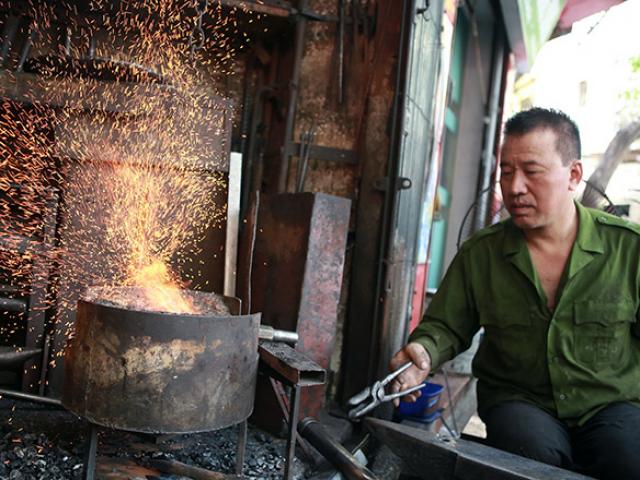 Khó tin giữa lòng phố cổ Hà Nội vẫn có người đàn ông làm nghề này