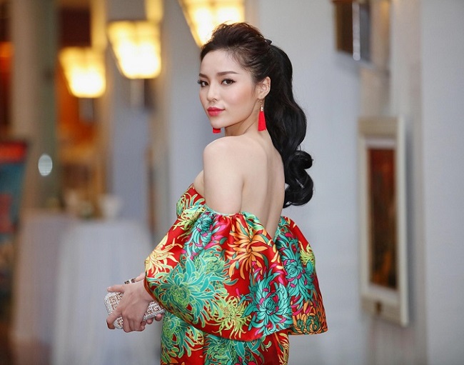 Ngoài những lần gây mê người hâm mộ bằng váy áo xuyên thấu, Kỳ Duyên còn mặc trễ nải gợi cảm thế này.&nbsp;