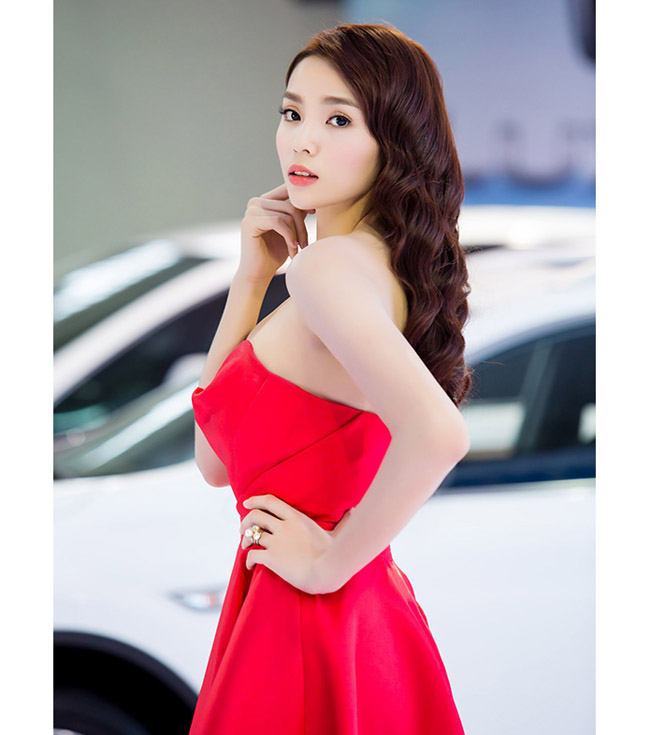 So với lúc mới đăng quang, gương mặt của người đẹp Nam Định ngày càng khác lạ.&nbsp;