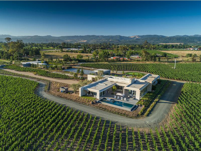 Căn biệt thự nằm ở St. Helena, một thành phố xinh đẹp ở thung lũng nho nổi tiếng thế giới Napa, California, Mỹ.