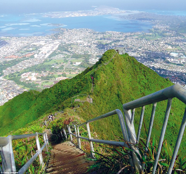 Cầu thang Ha&#39;iku, Hawaii, Mỹ: Dãy cầu thang 3.922 bậc này dẫn đến đỉnh dãy núi Ko&#39;olau ngoạn mục của Oahu. Cảnh quan tuyệt đẹp ở trên đỉnh núi đã khiến nơi đây có biệt danh Nấc thang lên Thiên đường.