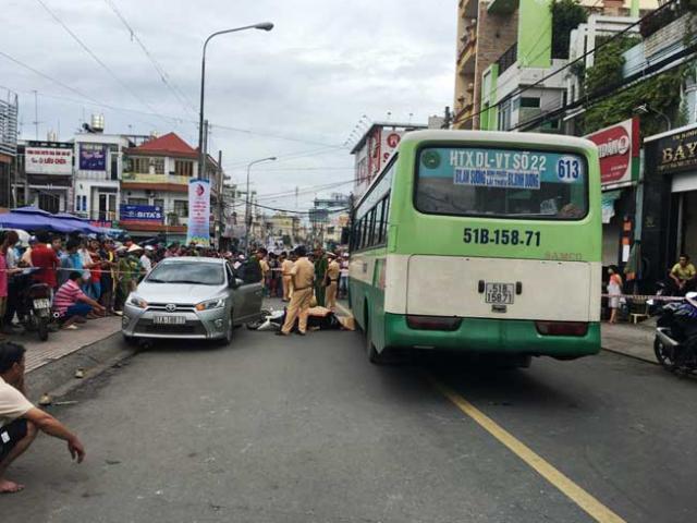 Cô gái chết tức tưởi dưới bánh xe buýt vì cánh cửa ô tô