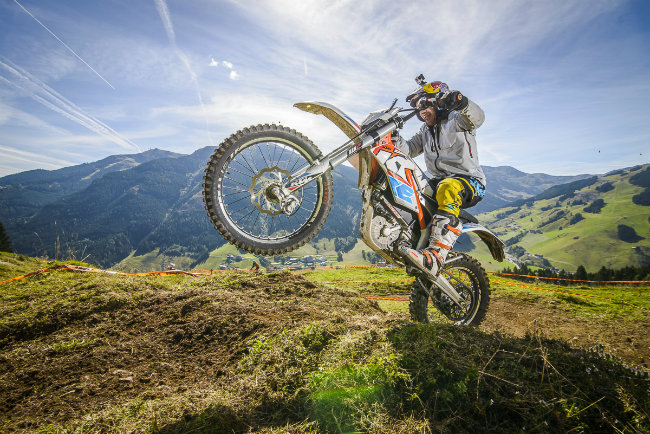 Với Freeride E-XC cho thấy KTM một lần nữa lại dấn thân sâu vào trong phân khúc xe điện ở thị trường Mỹ. Dựa trên báo cao mới đây còn cho thấy, thương hiệu xe Áo này đang đề xuất một chương trình thử nghiệm sản xuất Freeride E-XC với số lượng hạn chế và mức giá thấp hơn.