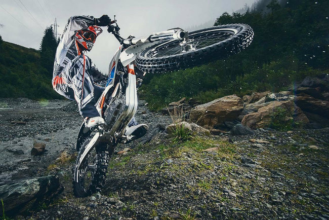 Nhiều khả năng 2018 KTM Freeride E-XC sau khi ra mắt tại Mỹ cũng sẽ xuất hiện ở các nước khác, trong đó có thị trường Đông Nam Á. Dĩ nhiên, với giá bán như trên thì đây là một mẫu xe khá đắt đỏ.