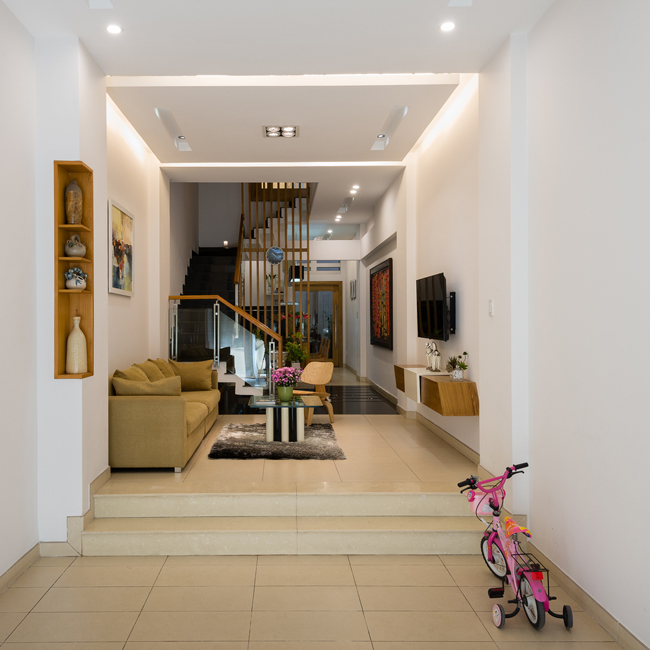 Dựa theo điều kiện mảnh đất và yêu cầu của chủ nhà, các kiến trúc sư đã đặt ra giải pháp xây dựng các phòng chức năng thông nhau, hạn chế vách ngăn gây bí, giúp hấp thu ánh sáng và thông gió tối đa.