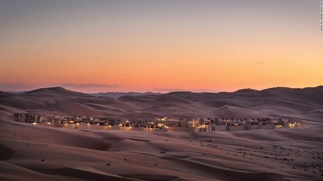 Bên trong khuôn viên khách sạn Qasr Al Sarab có tất cả những gì bạn có thể mong đợi từ một khu biệt thự nghỉ dưỡng cao cấp của Các Tiểu vương quốc Ả Rập Thống nhất giàu có: từ nội thất sang trọng, hồ bơi riêng, nhà hàng xa xỉ cùng khu spa đầy đủ tiện nghi. Nhưng bên ngoài các bức tường, nơi đây có một khung cảnh riêng ít khách sạn nào có thể sánh&nbsp;kịp: Vẻ đẹp của sự trống trải vô tận.
