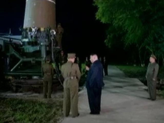 Cách Kim Jong-un đề phòng Mỹ ám sát khi thị sát tên lửa