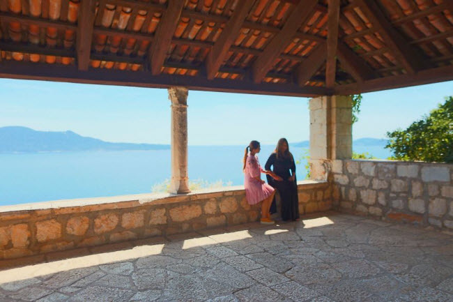 Tái hiện cảnh của hai nhân vật Margaery và Sansa ở Trsteno, Croatia.