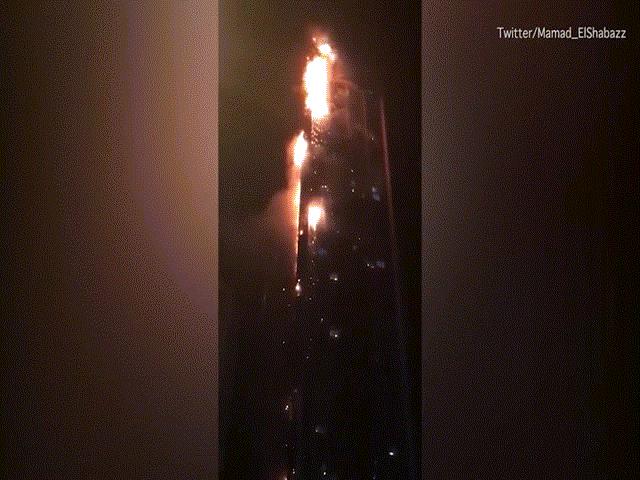 Tòa tháp cao thứ 5 thế giới ở Dubai cháy rực trong đêm