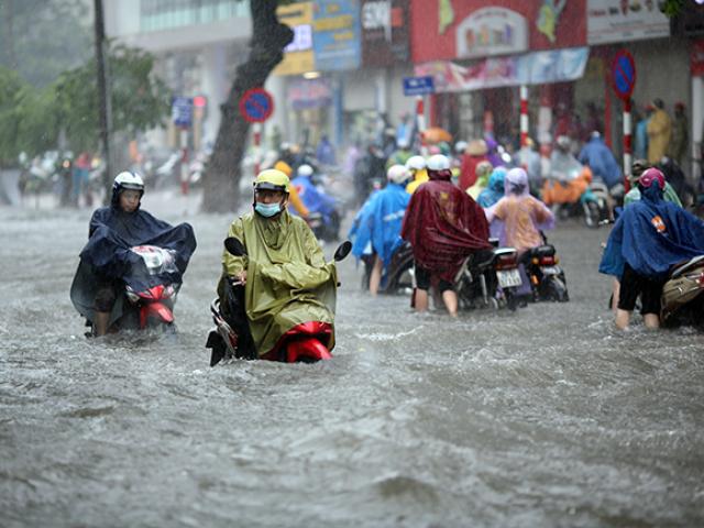 Người Hà Nội ”ngụp lặn” trong dòng nước thối sau mưa lớn
