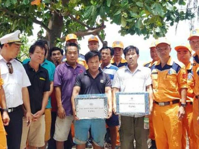 Tàu chìm, 10 thuyền viên rơi xuống biển và chờ “phép màu”