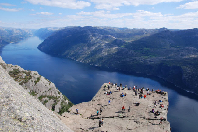 Mỏm đá Pulpit, Na Uy: Đây là vách đá dựng đứng nhìn xuống vịnh Lysefjord. Du khách thường tới địa điểm này để ngắm cảnh và chụp ảnh “sống ảo”.
