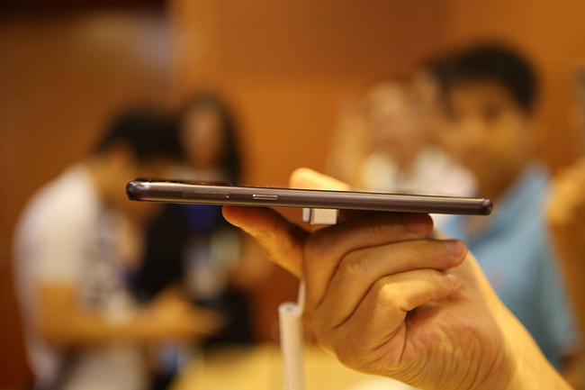 Cạnh trái có nút nguồn và khay SIM kép 4G.