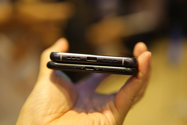 Bphone 2017 dày hơn khá nhiều so với iPhone 7 Plus.