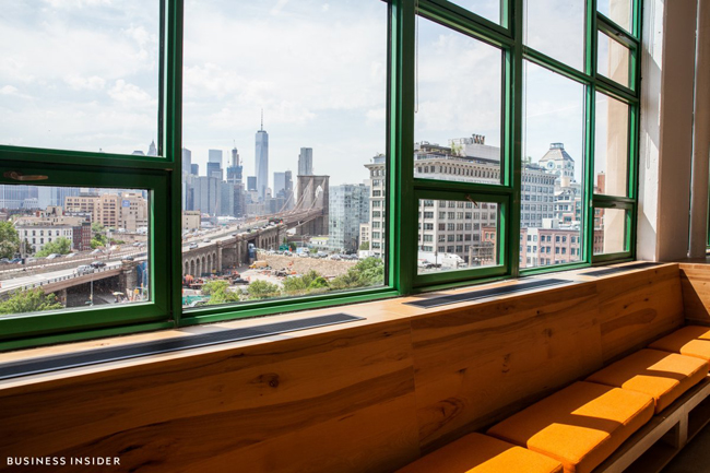 Văn phòng cũng có tầm nhìn tuyệt đẹp ra khung cảnh thành phố Manhattan.
