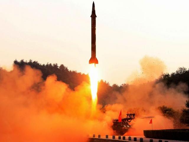 Mỹ mắc bẫy Triều Tiên nếu đánh chặn tên lửa Hwasong-12?
