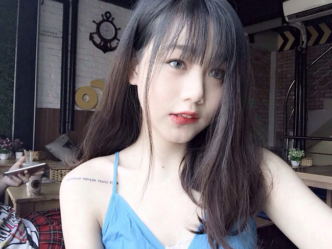 Xuất hiện trong buổi casting tài năng của cuộc thi Miss Teen 2017 tại Hà Nội ngày 6/8 vừa qua, Phùng Diệu Thúy &#40;sinh năm 1999, Hà Nội&#41; là gương mặt thu hút ống kính hơn cả.&nbsp;