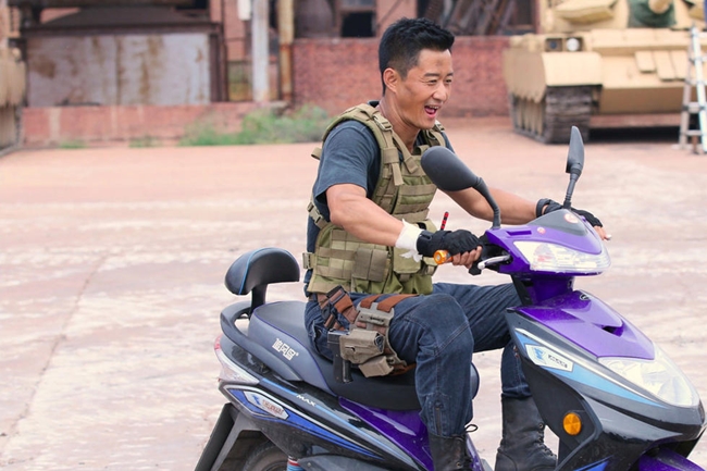 Có những yêu cầu khắt khe là thế song ít ai biết rằng, khi hoàn thành cảnh quay Ngô Kinh là người rất vui vẻ, hòa đồng. Anh không ngừng trêu đùa mọi người hay cầm lái xe máy đi dạo.&nbsp;Một người trong đoàn phim tiết lộ, đằng sau nụ cười hiền lành của anh&nbsp;là một con người sắt đá và có kỷ luật cao.