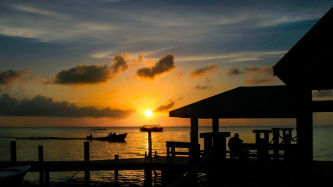 Roatan: Hòn đảo này thuộc một phần rạn san hô Mesoamerican Barrier và là điểm lặn hấp dẫn.