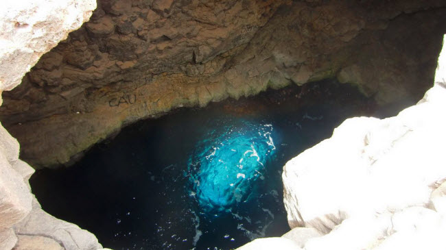 Sal, Cape Verde: Nằm ở ngoài khơi bờ biển phía tây châu Phi, hòn đảo này nổi tiểng với các mỏ muối. Du khách có thể tắm trong những hồ muối ở đây.