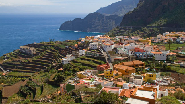 La Gomera: Đây là hòn đảo yên tĩnh với bãi cát đen và ẩm thực địa phương hấp dẫn, bao gồm rượu vang trắng Gomera.