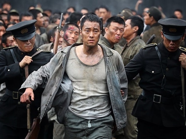 Chồng Song Hye Kyo lép vế đàn anh trong ”Đảo địa ngục”