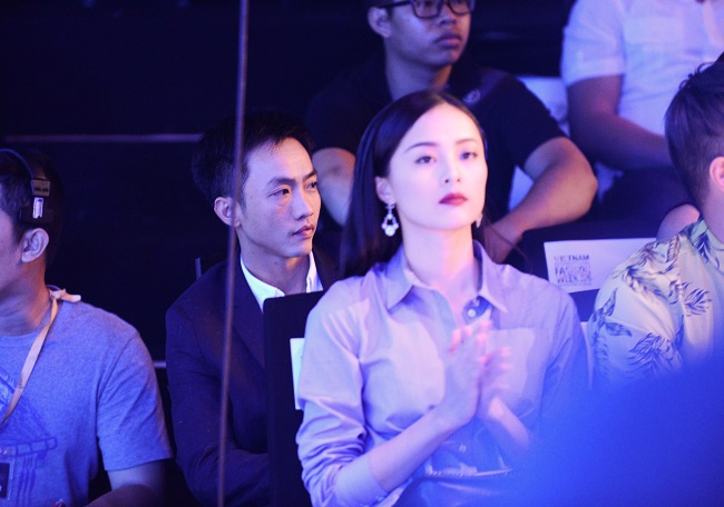 Mối tình này được báo chí săm soi nhất cử nhất động, tuy nhiên chính Cường và Hạ Vi lại không tỏ ra ồn ào. Một số lần hiếm hoi xuất hiện cùng người đẹp tại sự kiện, Cường Đô la được cho là quan tâm khá nhiều tới bạn gái.