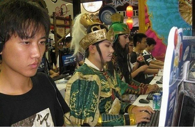 Bạn có nhanh mắt nhìn ra &#34;ai kỉa ai kia&#34; đang hì hục &#34;cày cuốc&#34; trong bức ảnh này không?