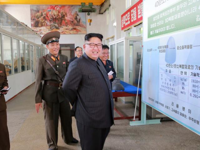 Bức ảnh chụp Kim Jong-un vô tình hé lộ tên lửa cực mạnh