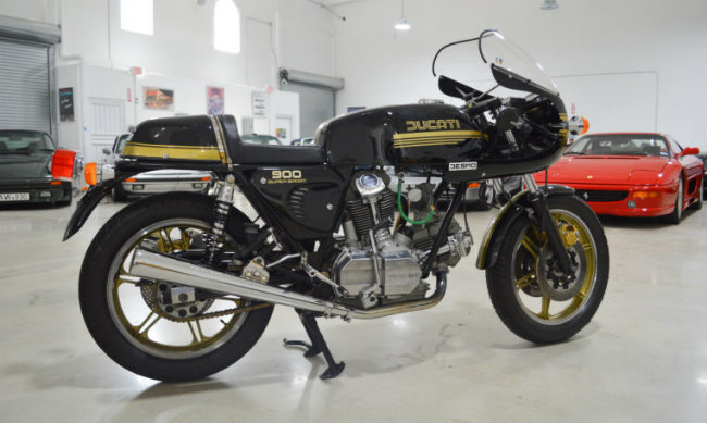 Để lấp chỗ chống, 900 Super Sport Desmo đã được nhà sản xuất xe xứ rượu vang đỏ cho ra đời.