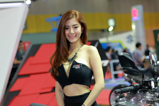 Để lộ lấp ló đôi gò bồng đào trắng ngần.