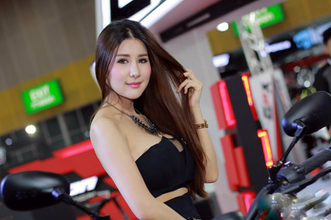 Khoe vai trần nõn nà.