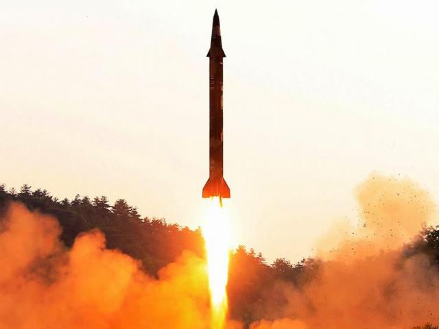 Triều Tiên phóng tên lửa qua Nhật, ”nhắm đến” Nhà Trắng?