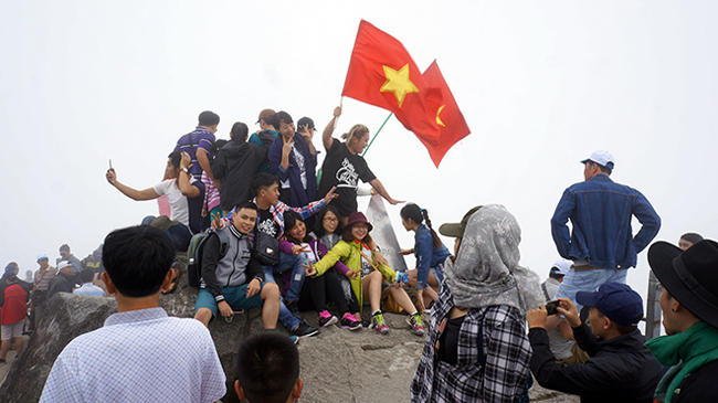 Có vô vàn thứ hấp dẫn du khách ở Sapa mà du khách không thể bỏ qua khi ghé thăm nơi đây đó là những khoảnh ruộng bậc thang nằm thoai thoải triền núi, nóc nhà Đông Dương - Đỉnh Phan - Xi Păng, phiên chợ tình diễn ra vào mỗi tối hay các quầy đồ nướng có mặt ở khắp nơi luôn khiến du khách ứa nước miếng.
