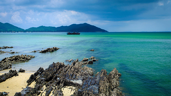 5. Đảo Cô Tô - Quảng Ninh: Được coi là hòn đảo xinh đẹp nhất nhì ở Bắc Bộ với những bãi biển hoang sơ, bờ cát trắng mịn trải dài cùng làn nước biển trong xanh. Cô Tô luôn nằm trong top những địa điểm hấp dẫn đối với du khách trong nước và cả khách du lịch quốc tế.&nbsp;Để ra đảo Cô Tô, điều bạn cần là đến bến cảng Cái Rồng &#40;Vân Đồn, Quảng Ninh&#41; lên tàu cao tốc và tranh thủ chợp mắt khoảng 1,5 tiếng là đã sẵn sàng cho một chuyến du lịch tuyệt vời trên đảo.