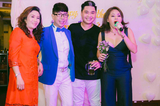 Duy Phước là con trai đầu của Lê Giang và chồng cũ - danh hài Duy Phương. Trong tiệc sinh nhật con trai, Lê Giang thể hiện những bài hát chúc mừng con. Đến dự tiệc còn có vợ chồng nam ca sĩ Long Nhật và các bạn bè đồng nghiệp khác.