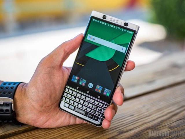 Đã có giá bán chính hãng của “vũ khí bí mật” BlackBerry KEYone